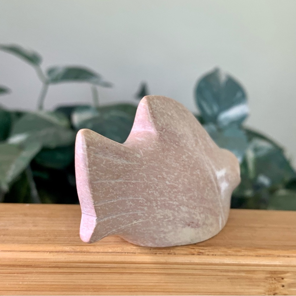 Large Pink Kisii Soapstone Hand Carved Fish Figurine Stone Animal Carving 3.7" - Picture 7 of 11